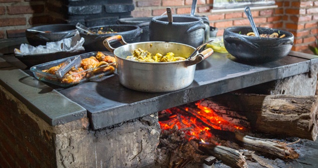 comida caseira fogão lenha